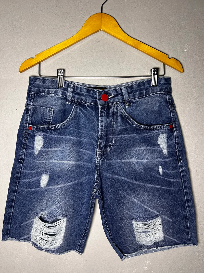 Bermuda Jeans Dark Destroyed · Botão Vermelho Ref 27
